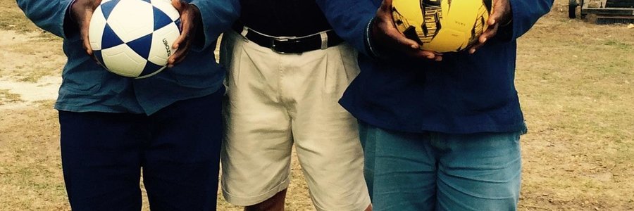 Vlnr: Pascal Yotsi (kaptein), Bev Swart (kaptein gholfklub) en T. Wulana (Welcome - kaptein). Die gholfklub het die twee sokkerballe aan die Eleven Stars Sokkerklub geskenk. 